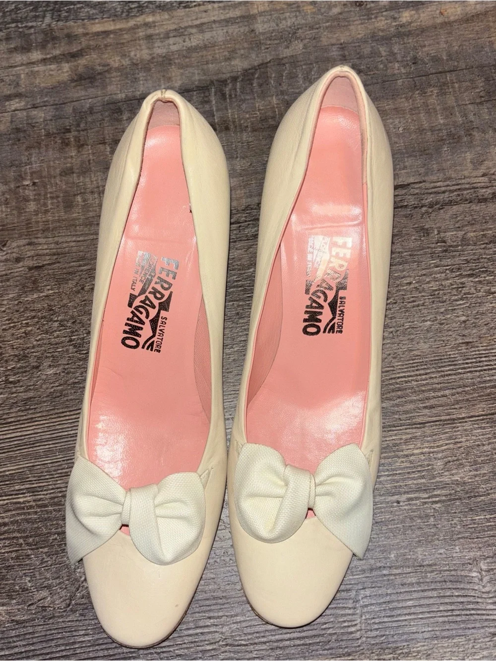 Vintage Salvatore Ferragamo Vara Bow Pumps Ivory Leather Heel Women’s Size 8 2A
